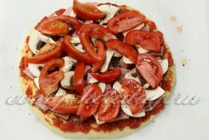 Pizza cu cârnați, roșii și brânză rețetă cu fotografie (tomate) Pizza cu cârnați, roșii și brânză rețetă cu o fotografie