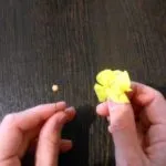 Artizanat pentru pomul Paste cu pașii lor mâini
