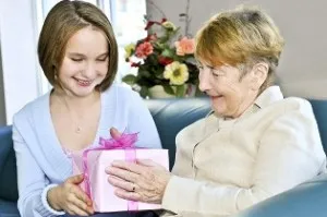 Cadouri bunica cu mâinile lor pe ziua de naștere a materialelor naturale, carton, material textil (care fac un cadou de la bunica mea) Cadouri bunica cu mâinile lor pe ziua de naștere a materialelor naturale, carton, stofa