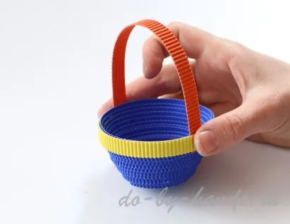 Articole din carton ondulat pentru Paste - pui cu ouă