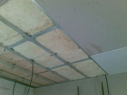 Falsa plafonul de gips-carton cu mâinile lor, portalul de construcție