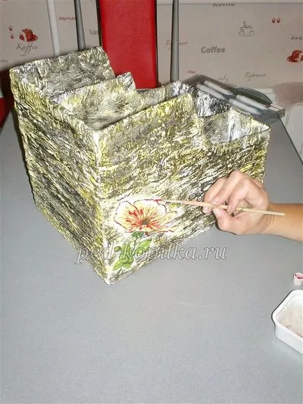 Stand cu mâinile din jurnalele de carton