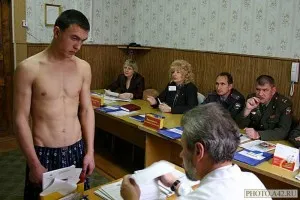 Cinci băieți care lucrează în fiecare birou de recrutare, în special pentru a închide, „adevărată armată