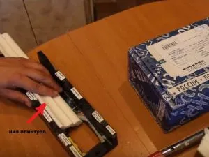 Plafon plinta - unghiuri stanțate (muluri unghi tavan) Plafonul de turnare - cum să taie colțuri
