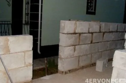 Construcția garaj de blocuri de spumă 8x10 cu mâinile lor
