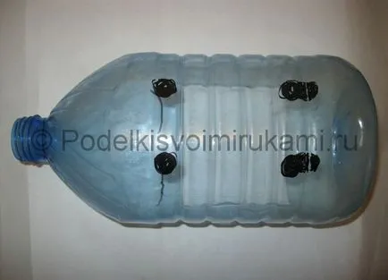 Porc dintr-o sticlă de plastic cu mâinile sale (sticle cu propriile lor mâini) Porc dintr-o sticlă de plastic cu mâinile