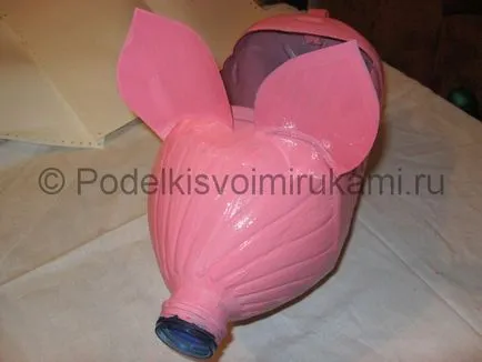Porc dintr-o sticlă de plastic cu mâinile (plastic) Porc dintr-o sticlă de plastic cu mâinile
