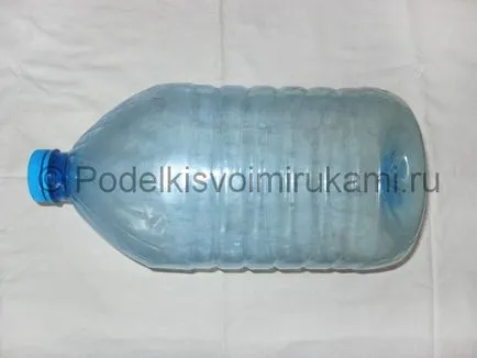Porc dintr-o sticlă de plastic cu mâinile lor (lor) Porc dintr-o sticlă de plastic cu mâinile