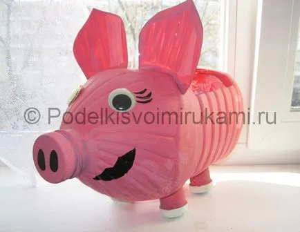 De porc dintr-o sticlă de plastic cu mâinile (foto) meserii finale Porc dintr-o sticlă de plastic cu mâinile