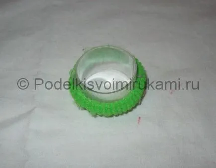 Porc dintr-o sticlă de plastic cu mâinile lor (lor) Porc dintr-o sticlă de plastic cu mâinile