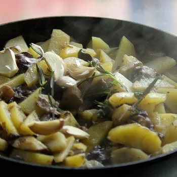 Rețete de ciuperci cu cartofi, carne de pui sau de curcan în cuptor și multivarka