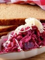 Salata cu roșii și varză