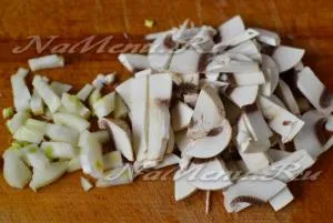Salata cu prune uscate și ciuperci 8 rețete simple
