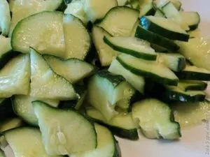 Salata cu castravete proaspăt și brânză de ou
