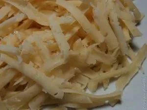 Salata cu castravete proaspăt și brânză de ou