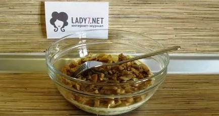 Salata cu prune uscate, carne de pui si ciuperci - reteta cu fotografii