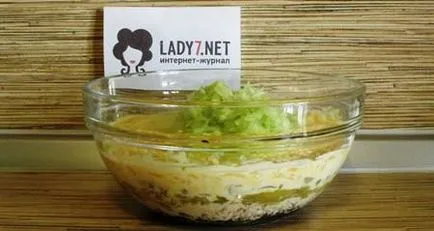 Salata cu prune uscate, carne de pui si ciuperci - reteta cu fotografii
