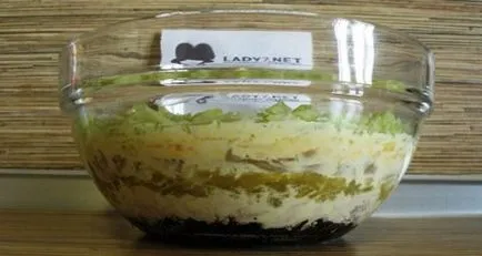 Salata cu prune uscate, carne de pui si ciuperci - reteta cu fotografii