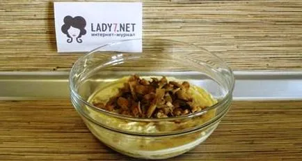 Salata cu prune uscate, carne de pui si ciuperci - reteta cu fotografii