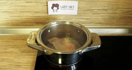 Salata cu prune uscate, carne de pui si ciuperci - reteta cu fotografii