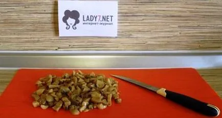 Salata cu prune uscate, carne de pui si ciuperci - reteta cu fotografii