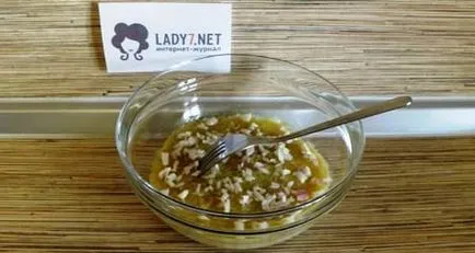 Salata cu prune uscate, carne de pui si ciuperci - reteta cu fotografii