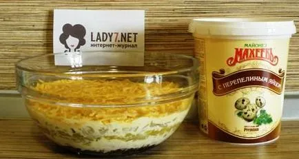 Salata cu prune uscate, carne de pui si ciuperci - reteta cu fotografii