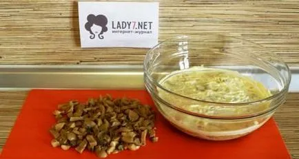 Salata cu prune uscate, carne de pui si ciuperci - reteta cu fotografii