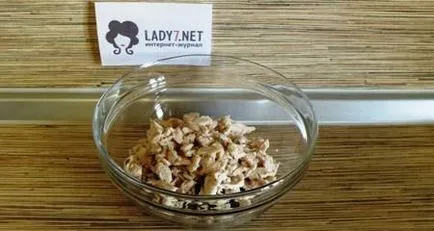 Salata cu prune uscate, carne de pui si ciuperci - reteta cu fotografii