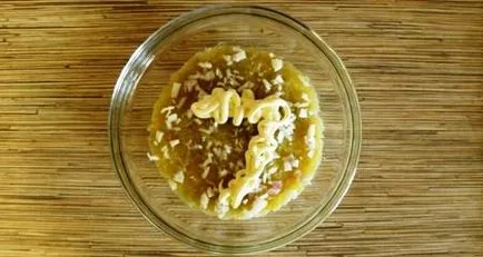Salata cu prune uscate, carne de pui si ciuperci - reteta cu fotografii