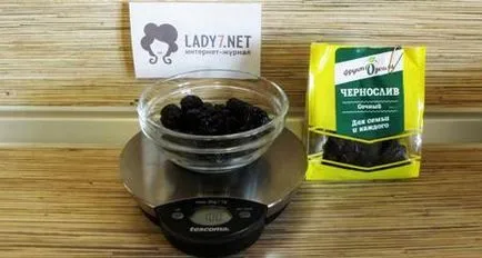 Salata cu prune uscate, carne de pui si ciuperci - reteta cu fotografii