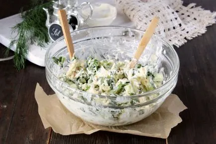 Salata cu castraveți, ouă și brânză