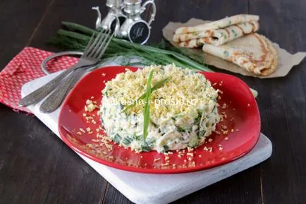 Salata cu castraveți, ouă și brânză