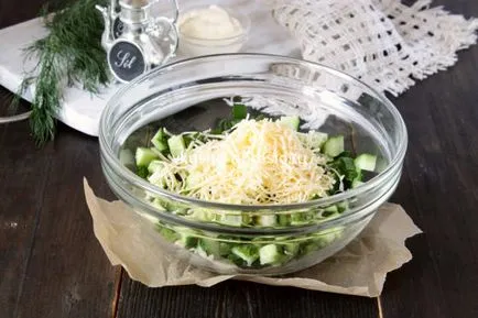 Salata cu castraveți, ouă și brânză