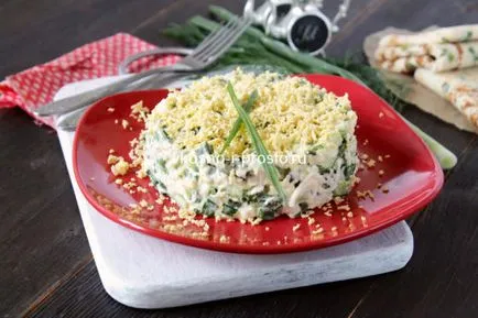 Salata cu castraveți, ouă și brânză