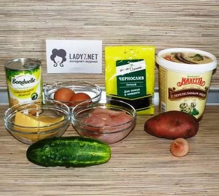 Salata cu prune uscate, carne de pui si ciuperci - reteta cu fotografii