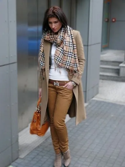 Din ceea ce sa poarte haina fotografie bej, combinat cu ceea ce, ceea ce pentru a ridica accesorii (combinat) Din ceea ce sa poarte haina fotografie bej, cu ce să se combine, ce accesorii pentru a alege