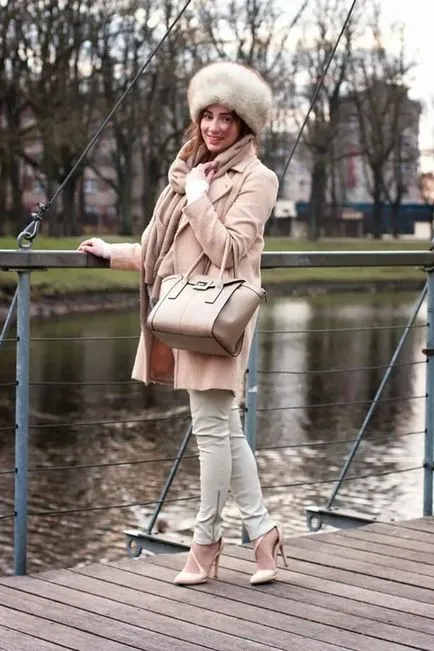 Din ceea ce sa poarte haina fotografie bej, combinat cu ceea ce, ceea ce pentru a ridica accesorii (bej) Din ceea ce sa poarte haina fotografie bej, cu ce să se combine, ce accesorii pentru a alege