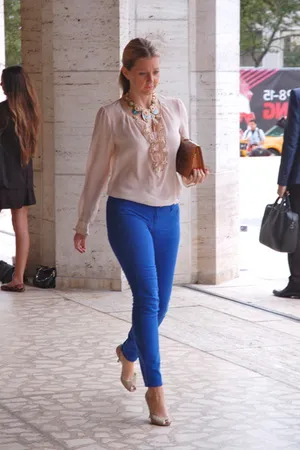 Din ceea ce sa poarte pantaloni albastru fotografii de femei