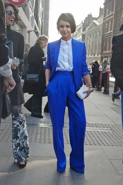 Din ceea ce sa poarte pantaloni albastru fotografii de femei