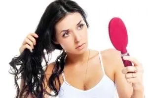 Mult păr cad - posibile cauze si tratamente pentru caderea parului