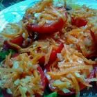 salata Layered cu pui afumat, prune și ciuperci (pregătire se răcească clar) salata Layered cu pui afumat, prune și ciuperci