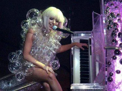 Cât de vechi este Lady Gaga și biografia etapă cântăreață persona (Gaga) Cât de vechi este Lady Gaga și biografia etapă persona cântăreață