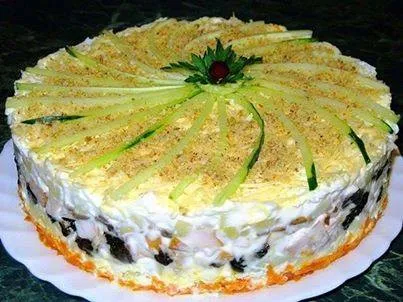 salata Layered cu pui afumat, prune și ciuperci (tăiate în cuburi mici) salata Layered cu pui afumat, prune și ciuperci
