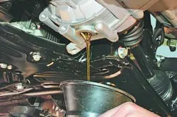 Demontarea și montarea cutiei de viteze Chery amuletă (Scoateți șuruburile de fixare) Demontare și montare Chery transmisie amuletă