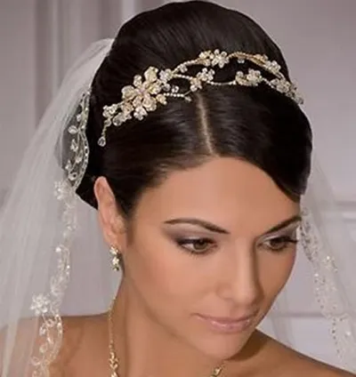 Coafuri de mireasa cu tiara si voal (coafura Tiara nunta) Coafuri de mireasa cu tiara si voal