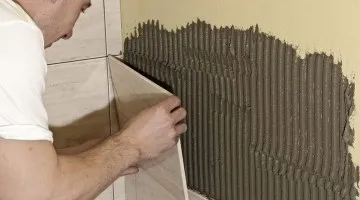 Tehnologia de placare pereților interiori cu plăci ceramice cu mâinile lor în fotografie și stilul de finisare (tehnologie) Tehnologia de placare pereților interiori cu plăci ceramice cu mâinile în stilul foto și finisare
