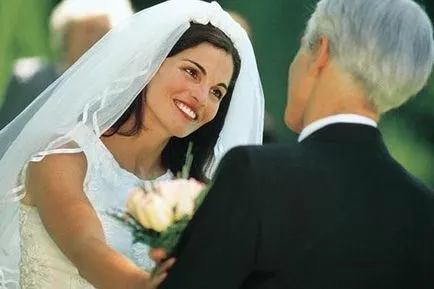 Prăjește la nunta părinților miresei instruit de tineri