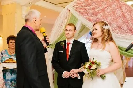 Prăjește la nunta părinților miresei instruit de tineri