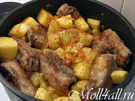 Cartofi la cuptor cu carne - un coaste de porc delicioase cu reteta de cartofi cu o fotografie